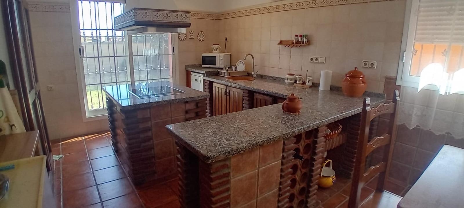 6 bedroom Villa for sale in Algeciras with garage - € 465,000 (Ref: 10120393)