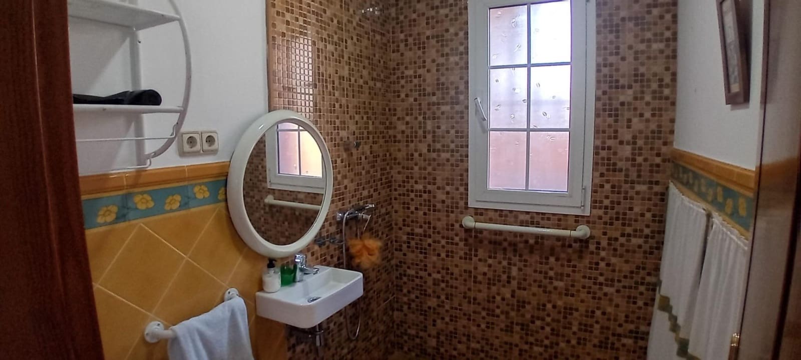 6 bedroom Villa for sale in Algeciras with garage - € 465,000 (Ref: 10120393)