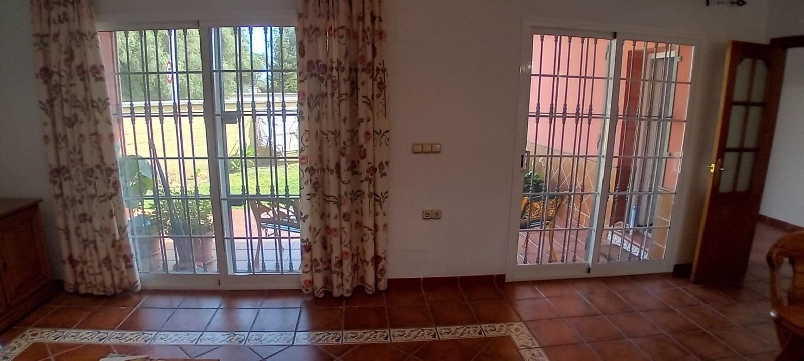 6 bedroom Villa for sale in Algeciras with garage - € 465,000 (Ref: 10120393)