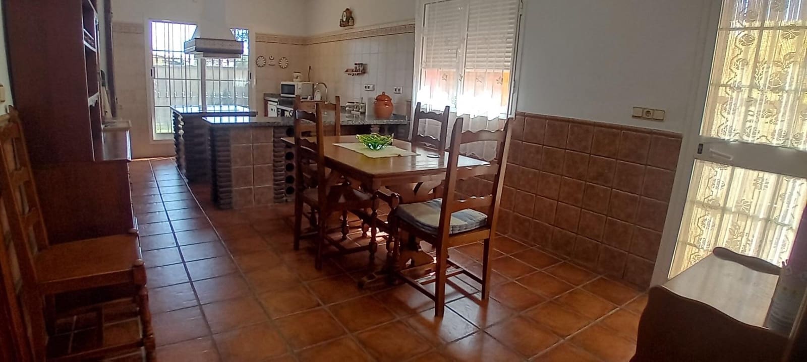 6 bedroom Villa for sale in Algeciras with garage - € 465,000 (Ref: 10120393)