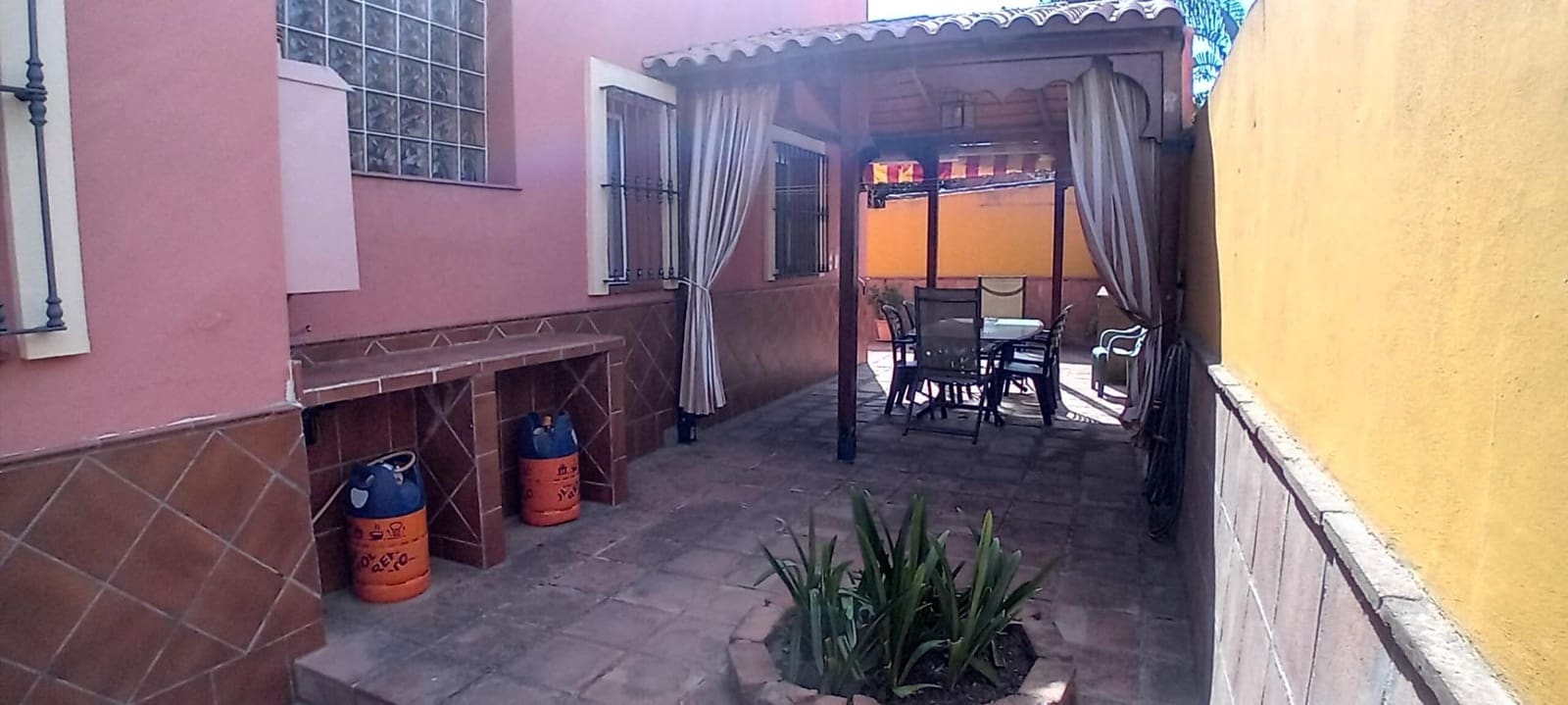 6 bedroom Villa for sale in Algeciras with garage - € 465,000 (Ref: 10120393)
