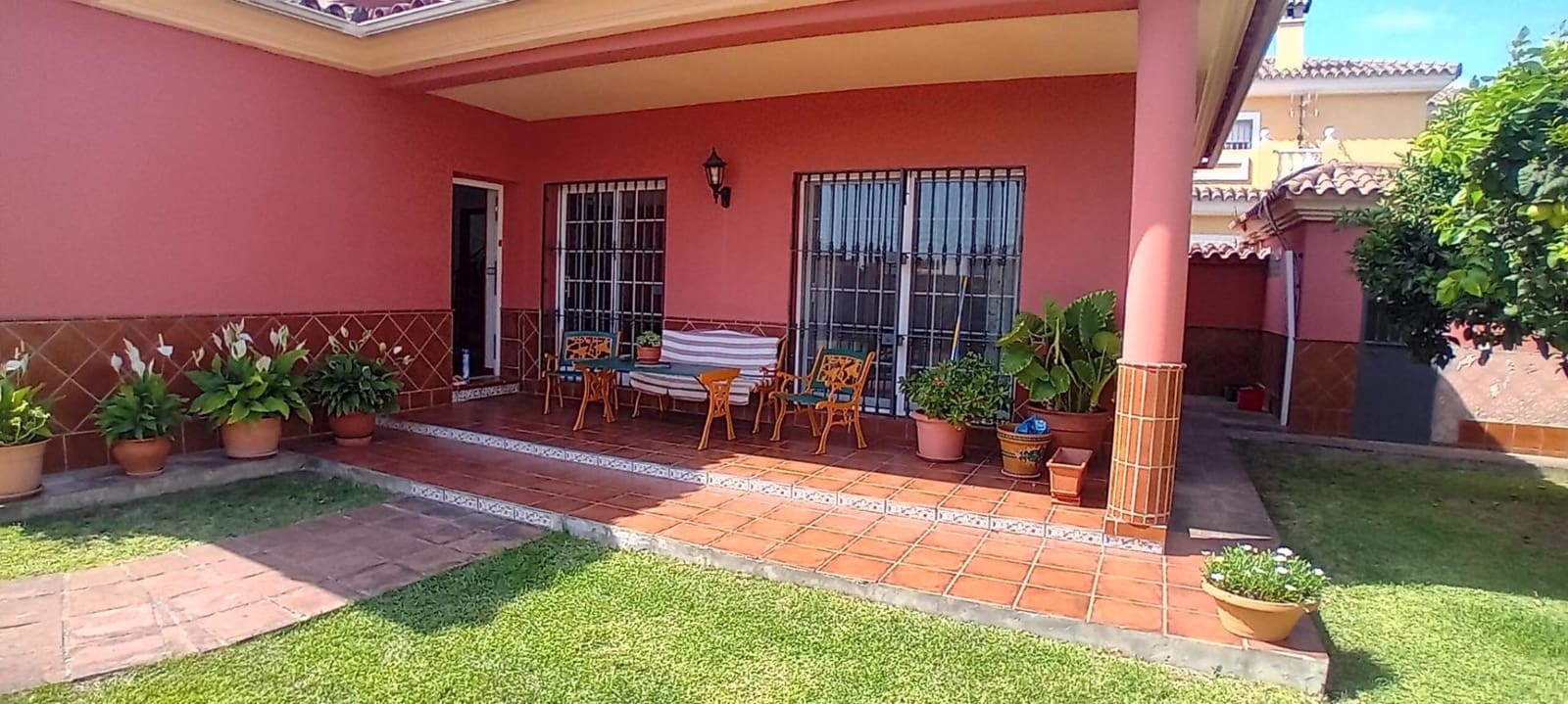 6 bedroom Villa for sale in Algeciras with garage - € 465,000 (Ref: 10120393)