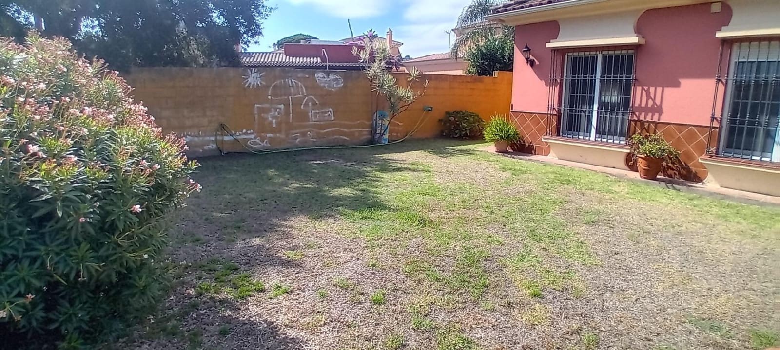 6 bedroom Villa for sale in Algeciras with garage - € 465,000 (Ref: 10120393)