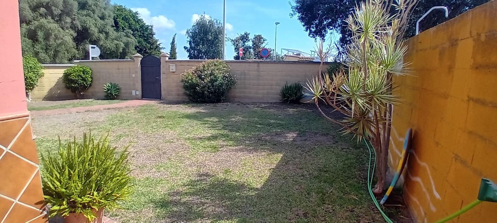 6 bedroom Villa for sale in Algeciras with garage - € 465,000 (Ref: 10120393)