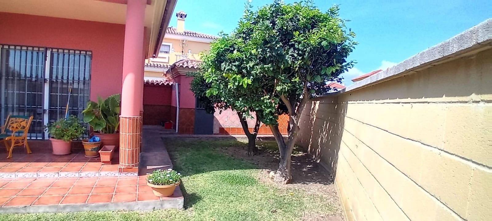 6 bedroom Villa for sale in Algeciras with garage - € 465,000 (Ref: 10120393)