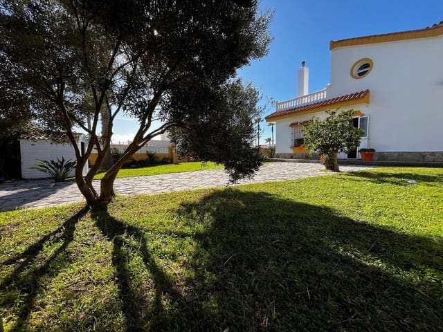 3 bedroom Villa for sale in Algeciras with pool garage - € 365,000 (Ref: 10120503)