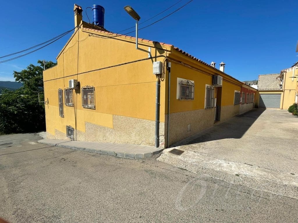 5 bedroom Villa for sale in Cehegin with garage - € 210,000 (Ref: 6419794)