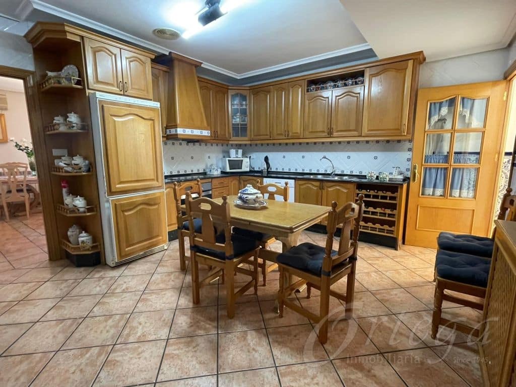 5 bedroom Villa for sale in Cehegin with garage - € 210,000 (Ref: 6419794)