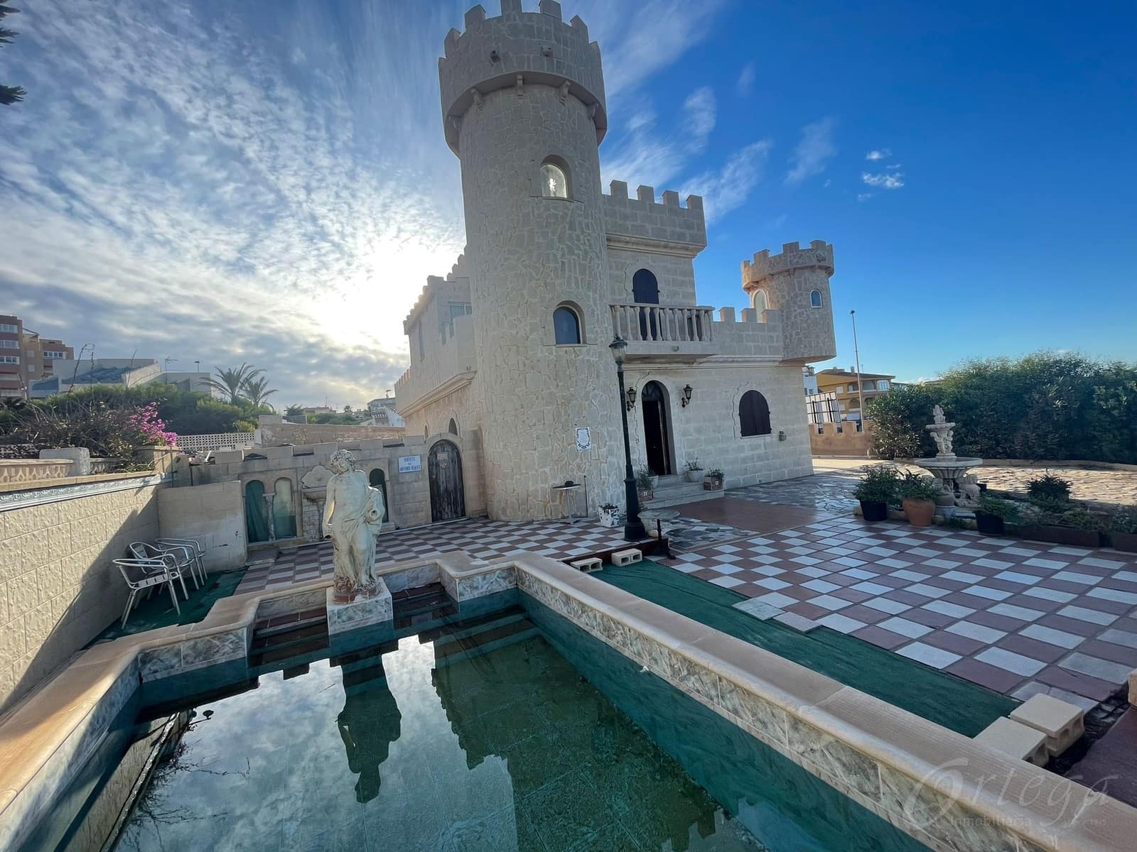 6 bedroom Villa for sale in La Manga del Mar Menor with pool garage - € 450,000 (Ref: 6422132)