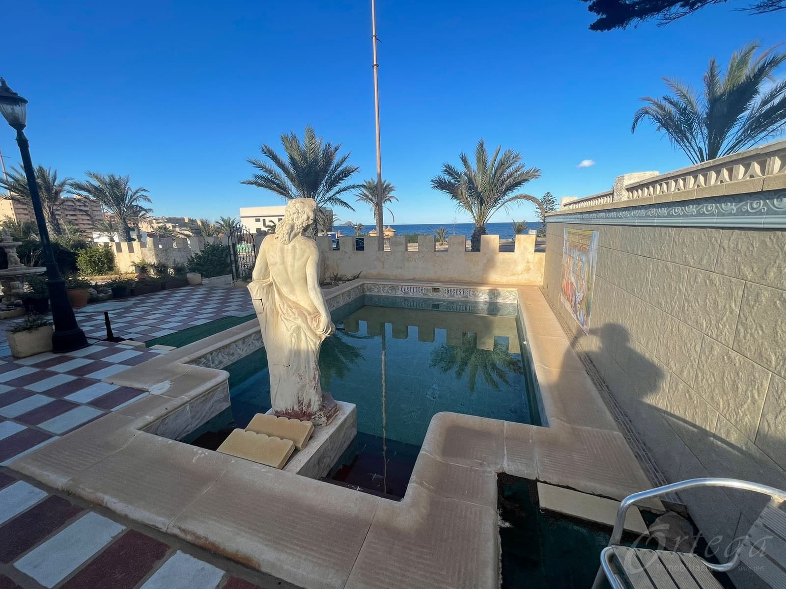 6 bedroom Villa for sale in La Manga del Mar Menor with pool garage - € 450,000 (Ref: 6422132)