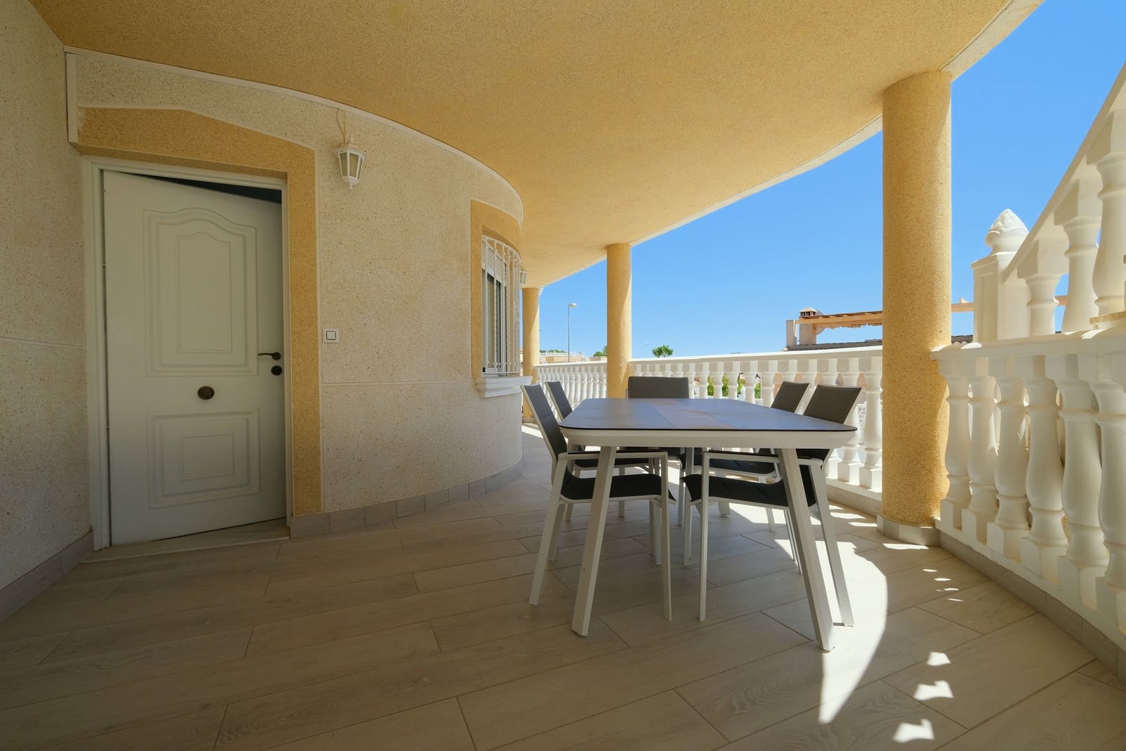 5 soveværelse Villa til salg i Villamartin med swimmingpool garage - € 495.000 (Ref: 10003491)