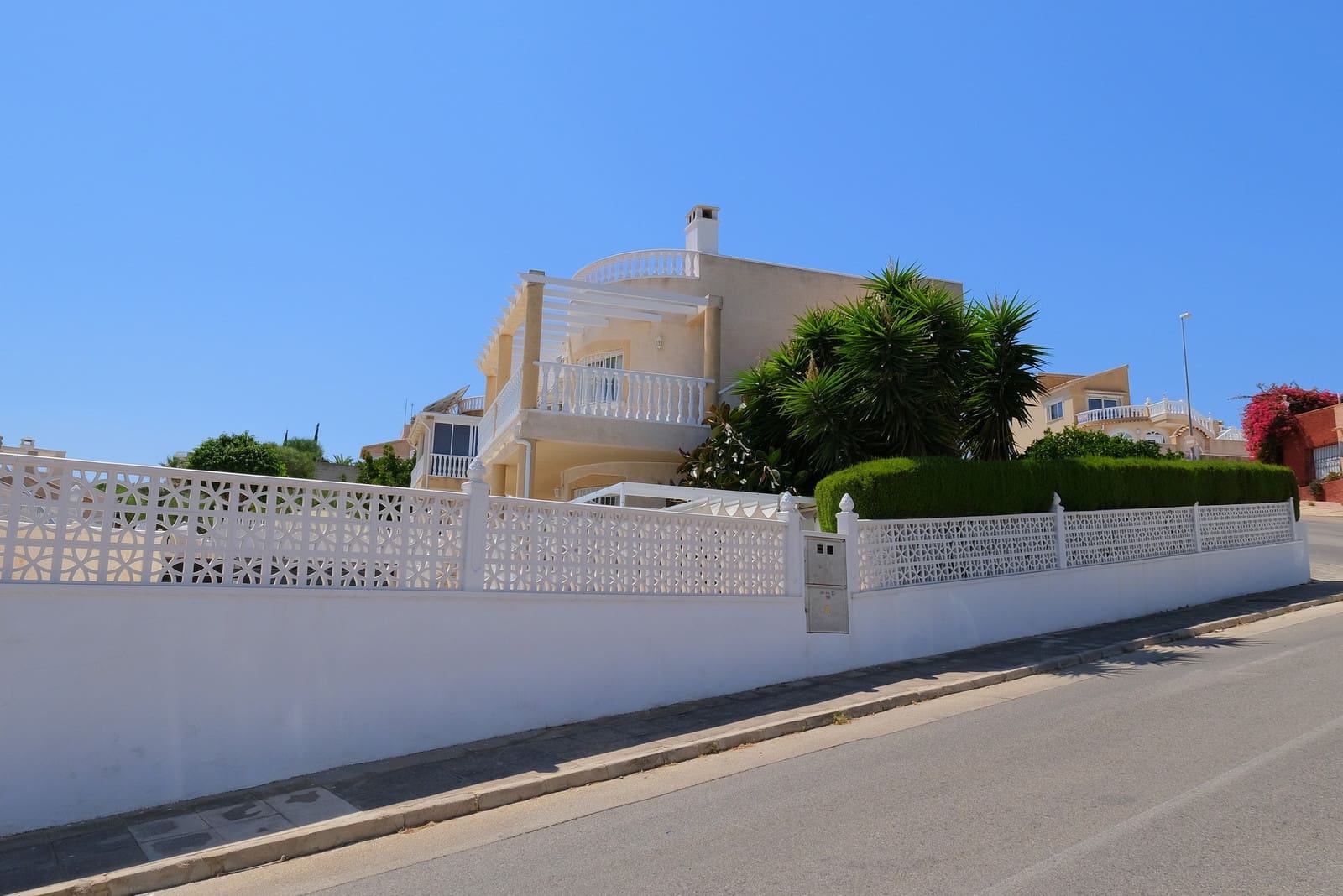 5 soveværelse Villa til salg i Villamartin med swimmingpool garage - € 495.000 (Ref: 10003491)