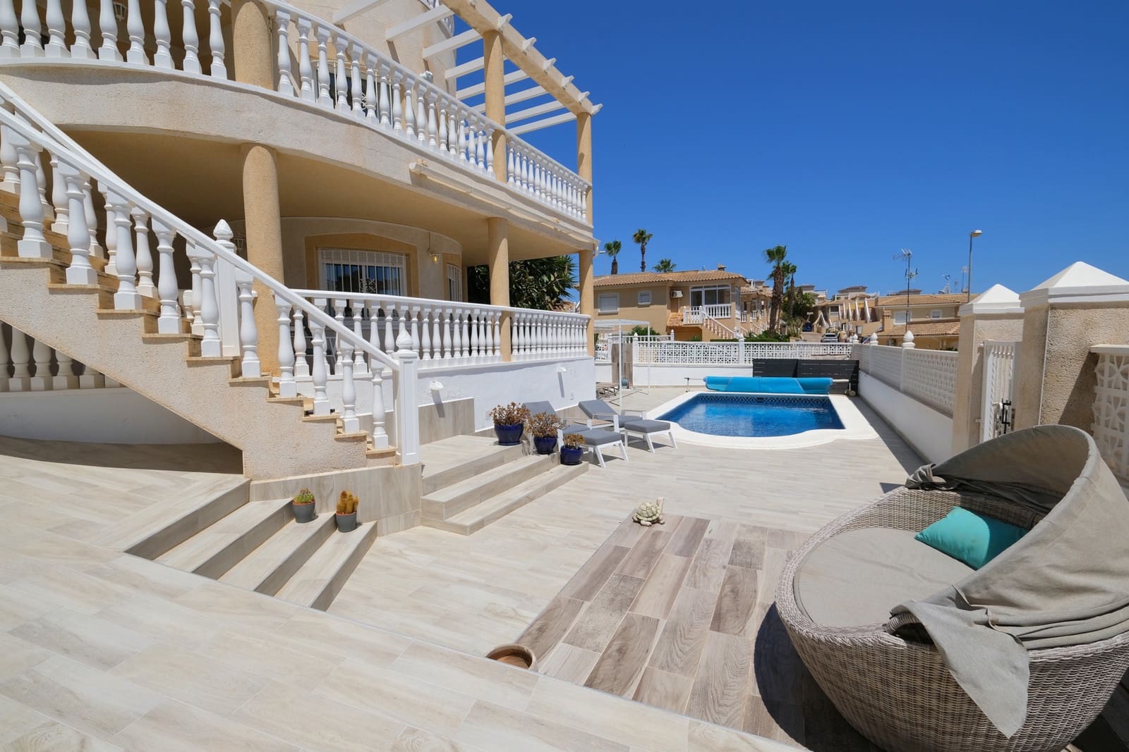 5 soveværelse Villa til salg i Villamartin med swimmingpool garage - € 495.000 (Ref: 10003491)