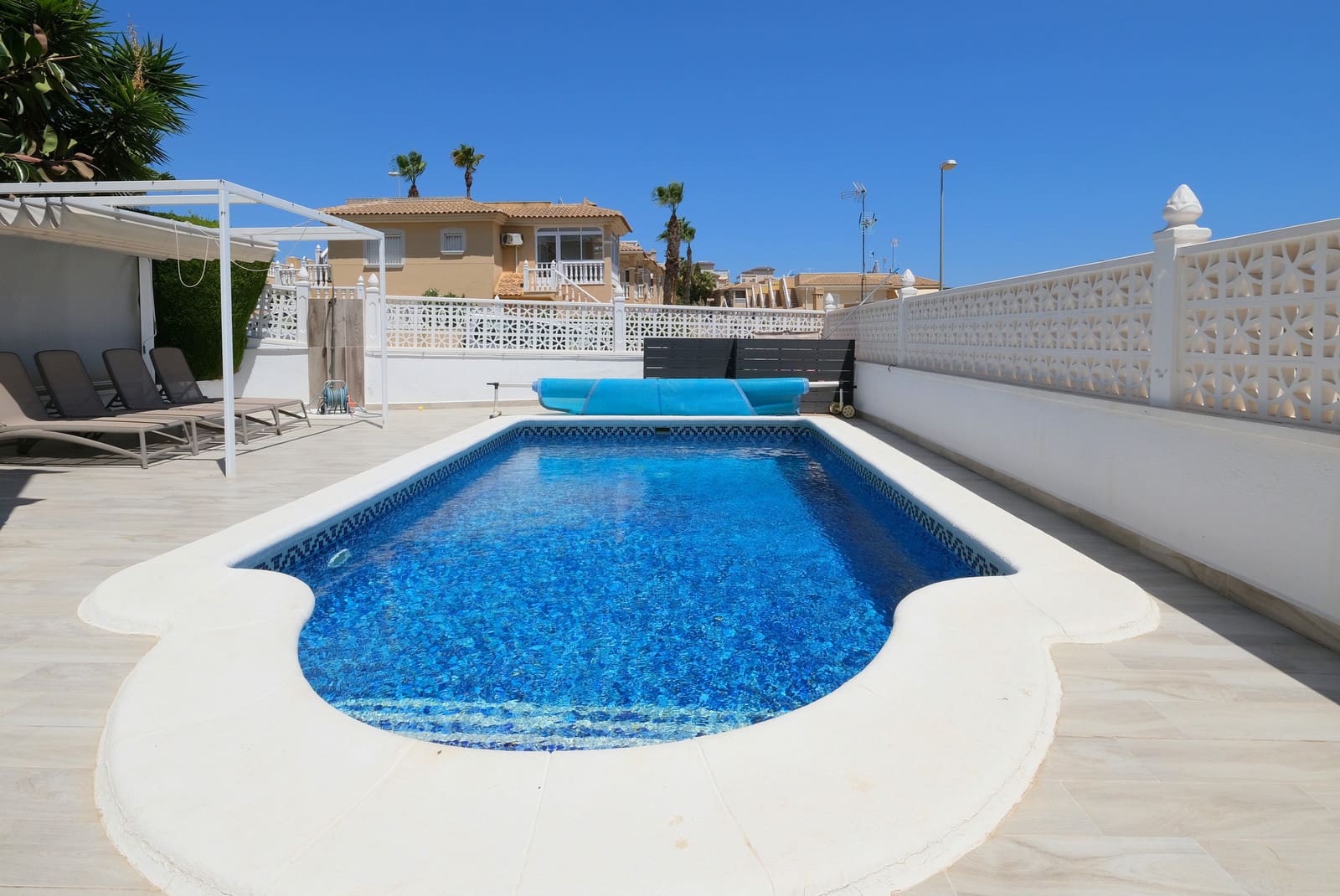 5 soveværelse Villa til salg i Villamartin med swimmingpool garage - € 495.000 (Ref: 10003491)