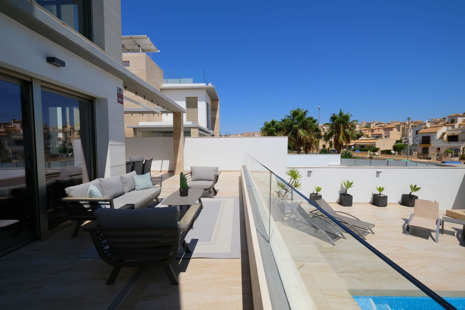 3 soveværelse Villa til salg i Villamartin med swimmingpool garage - € 485.000 (Ref: 10011070)
