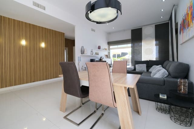 3 slaapkamer Villa te koop in Villamartin, Orihuela met zwembad - € 449.995 (Ref: 10033527)