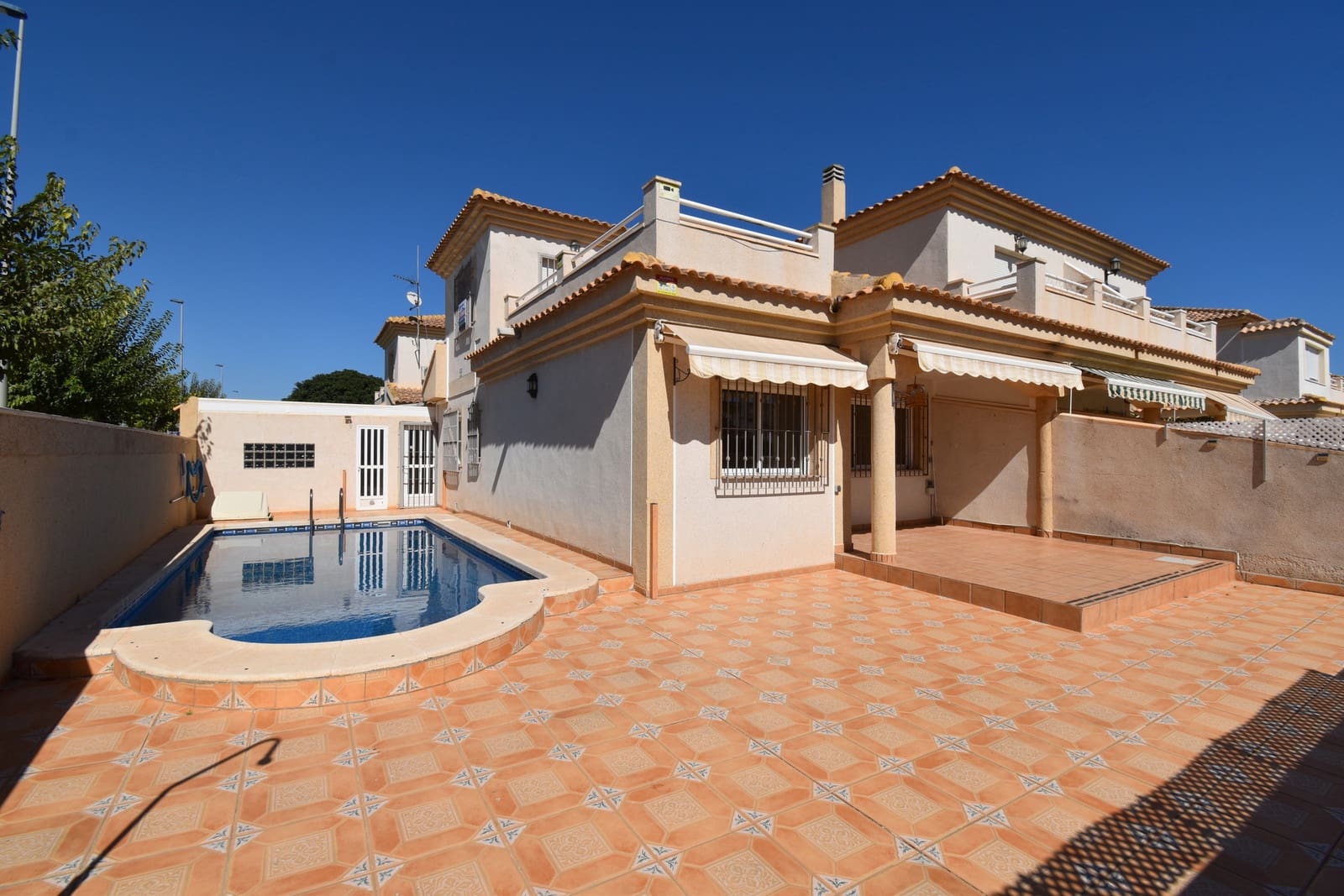 3 sypialnia Dom na sprzedaż w Torre de la Horadada z basenem garażem - 365 000 € (Ref: 10101863)