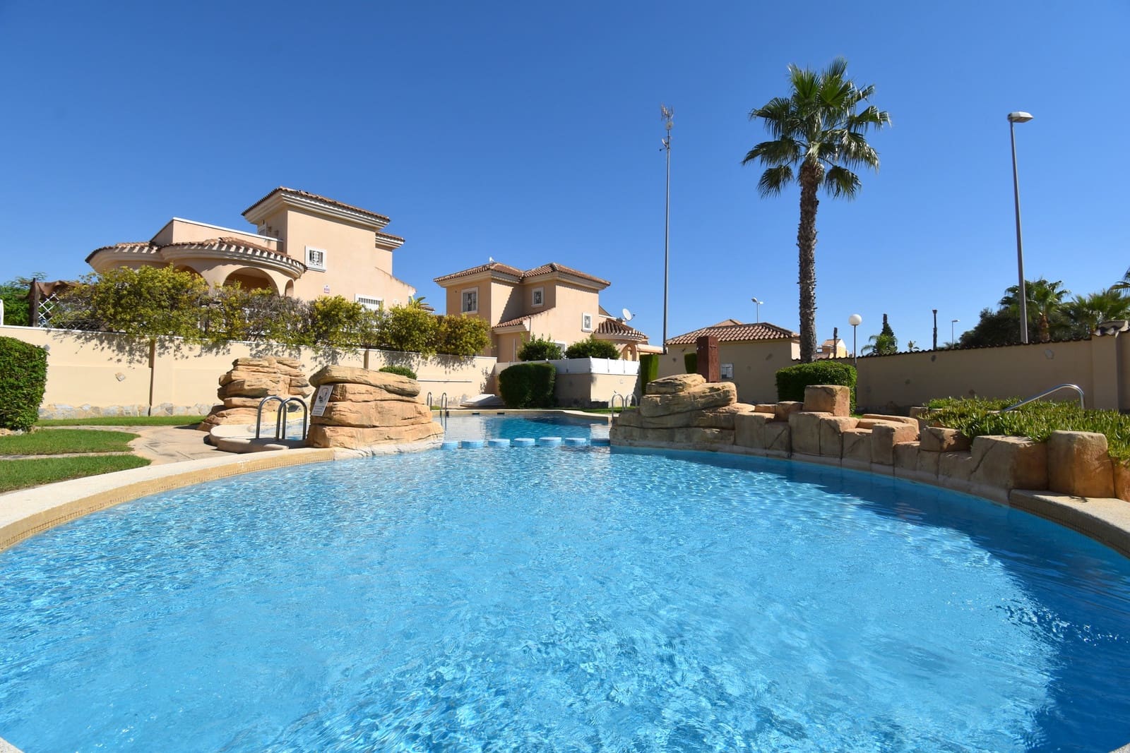 Chalet de 4 habitaciones en Ciudad Quesada en venta con piscina garaje - 379.000 € (Ref: 10115427)