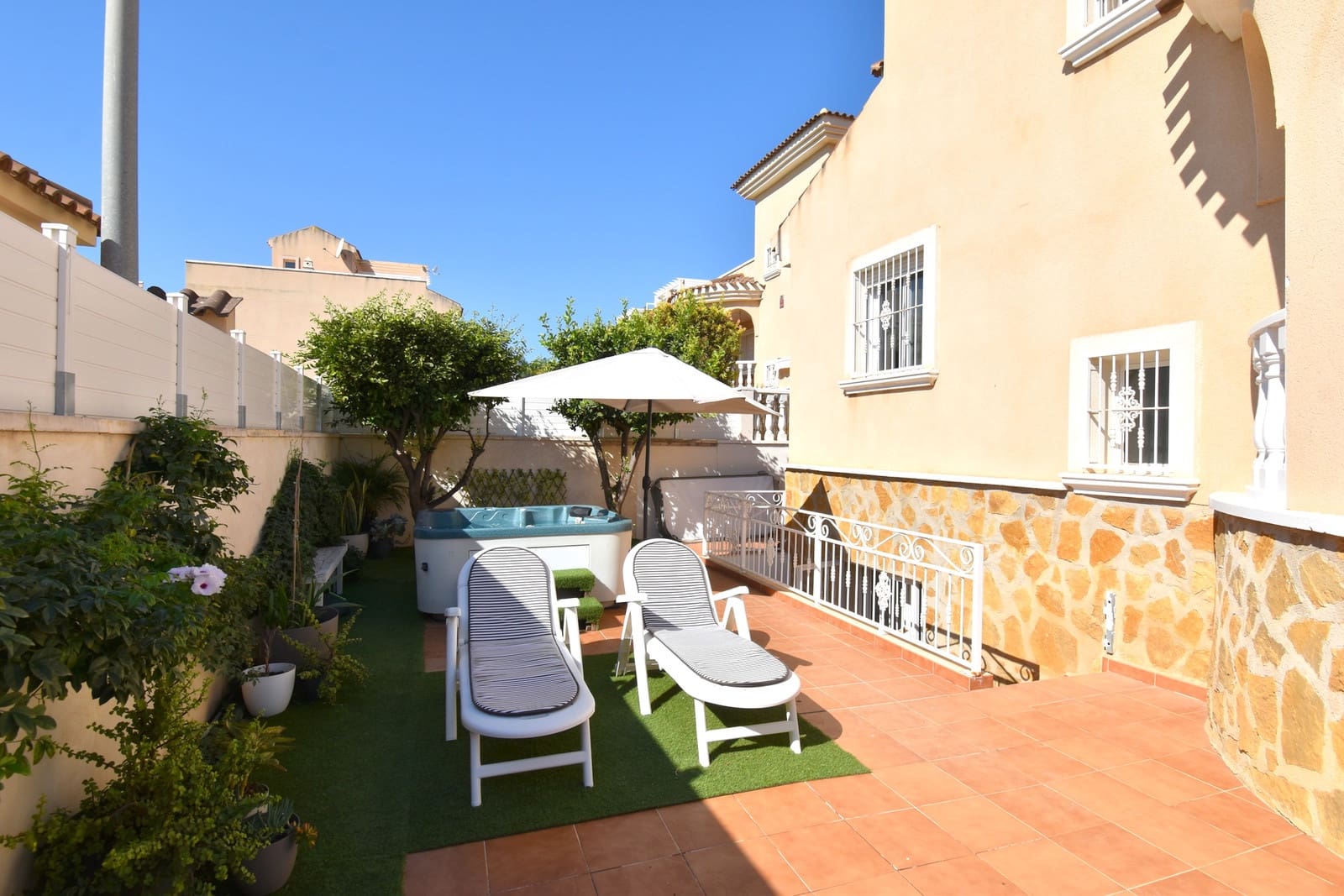 Chalet de 4 habitaciones en Ciudad Quesada en venta con piscina garaje - 379.000 € (Ref: 10115427)