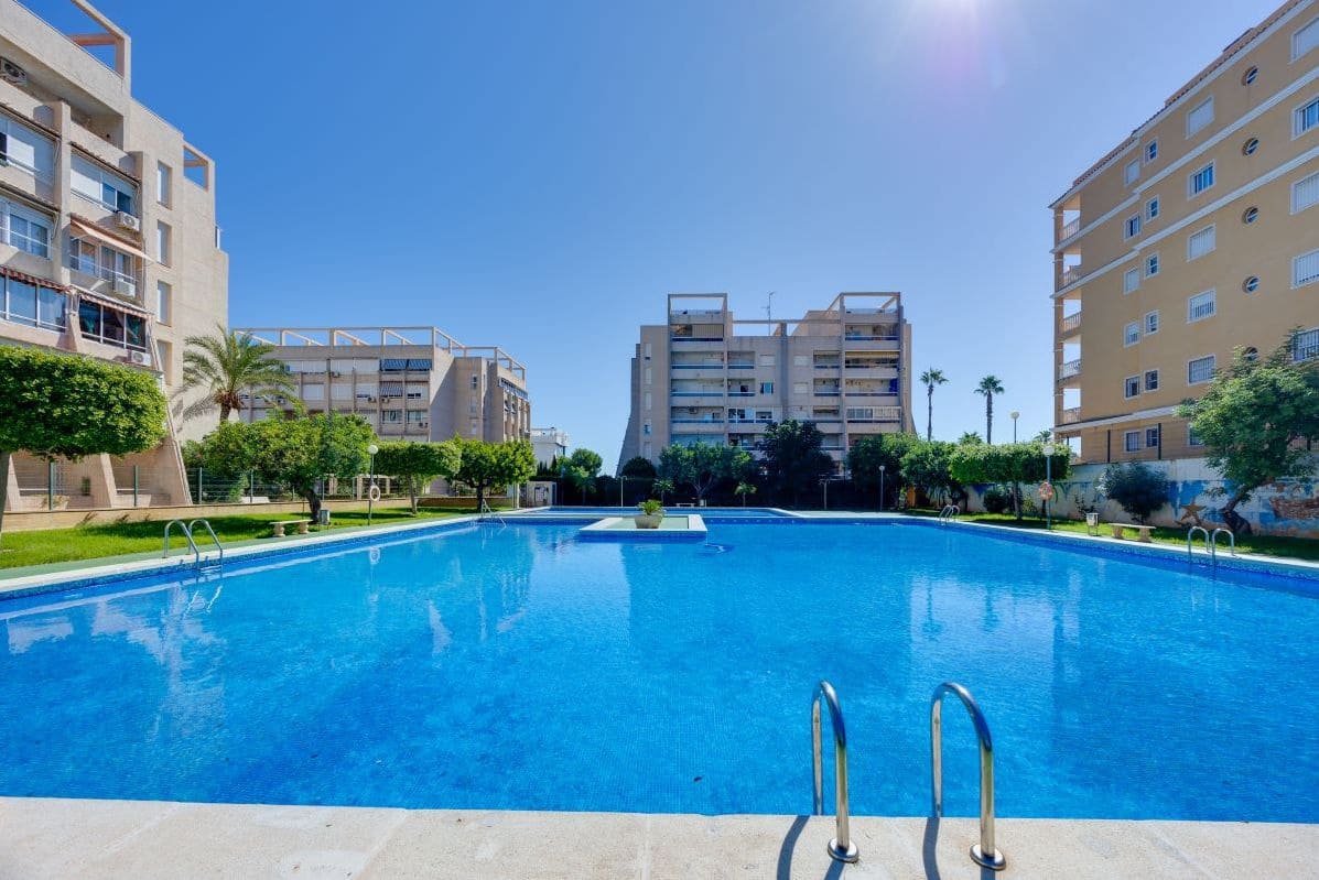 1 makuuhuone Huoneisto myytävänä paikassa Torrevieja mukana uima-altaan - 133 900 € (Ref: 10128119)