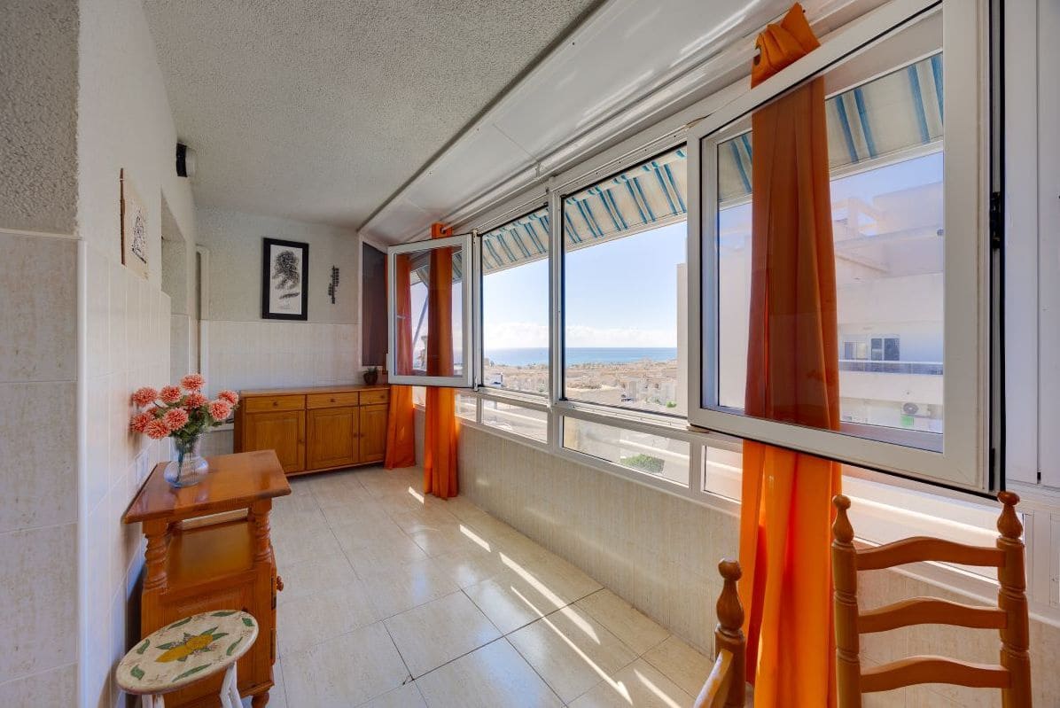 1 makuuhuone Huoneisto myytävänä paikassa Torrevieja mukana uima-altaan - 133 900 € (Ref: 10128119)