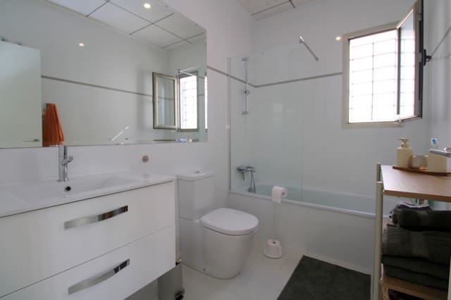 3 bedroom Villa for sale in Villamartin, Orihuela with pool garage - € 439,000 (Ref: 10150277)