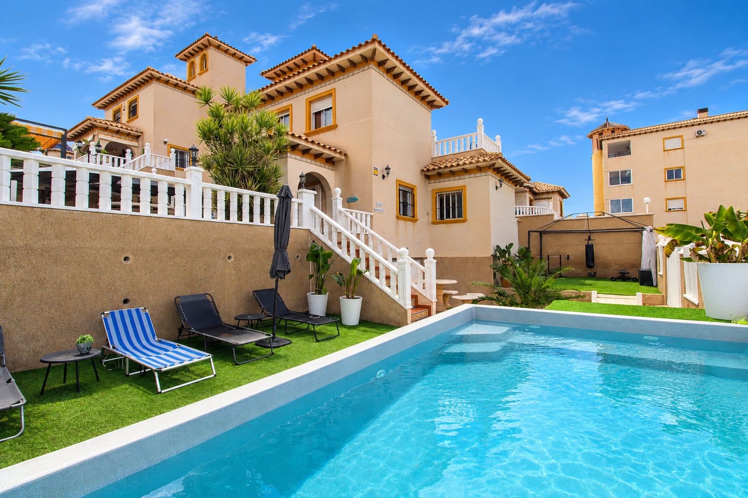 3 bedroom Villa for sale in Villamartin with pool garage - € 429,900 (Ref: 10161054)