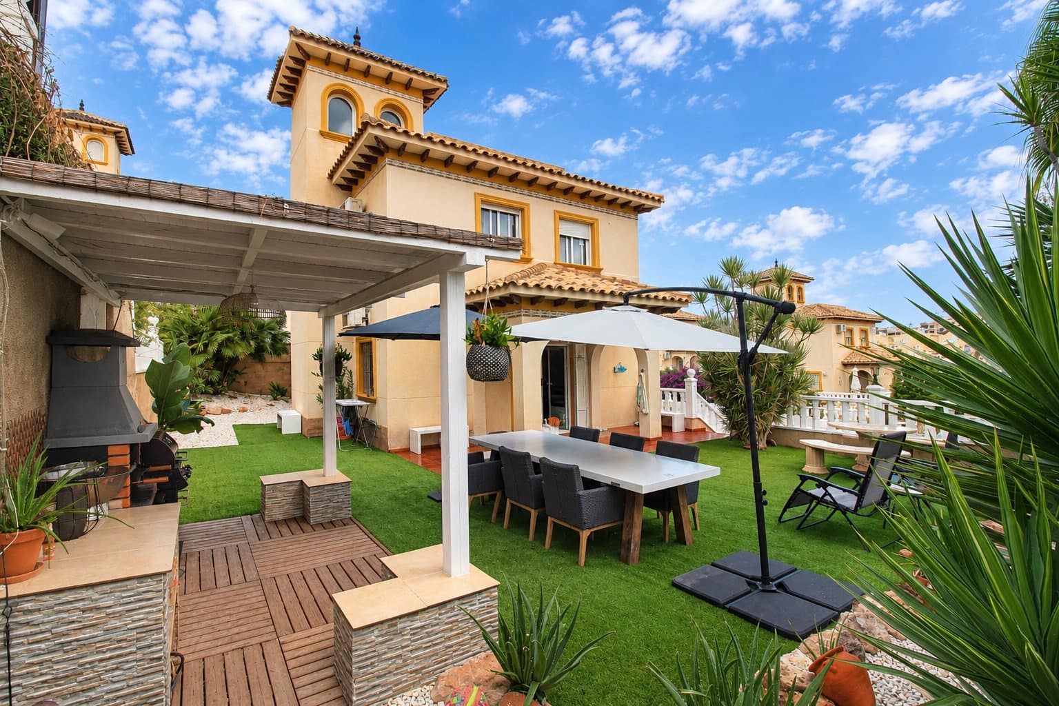 3 bedroom Villa for sale in Villamartin with pool garage - € 429,900 (Ref: 10161054)