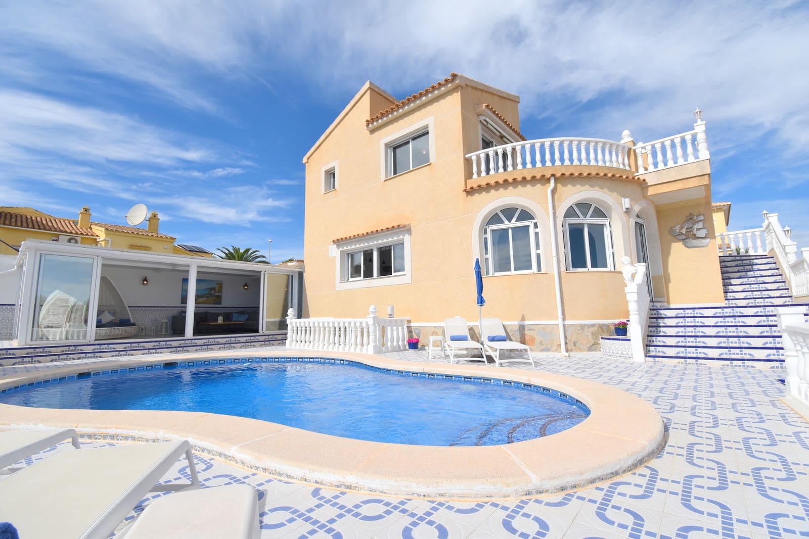 3 soverom Villa til salgs i Villamartin med svømmebasseng garasje - € 449 999 (Ref: 10176869)