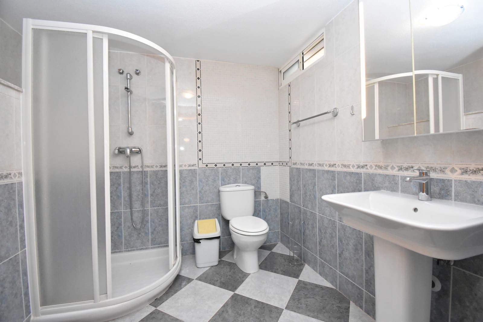 3 soverom Villa til salgs i Villamartin med svømmebasseng garasje - € 449 999 (Ref: 10176869)