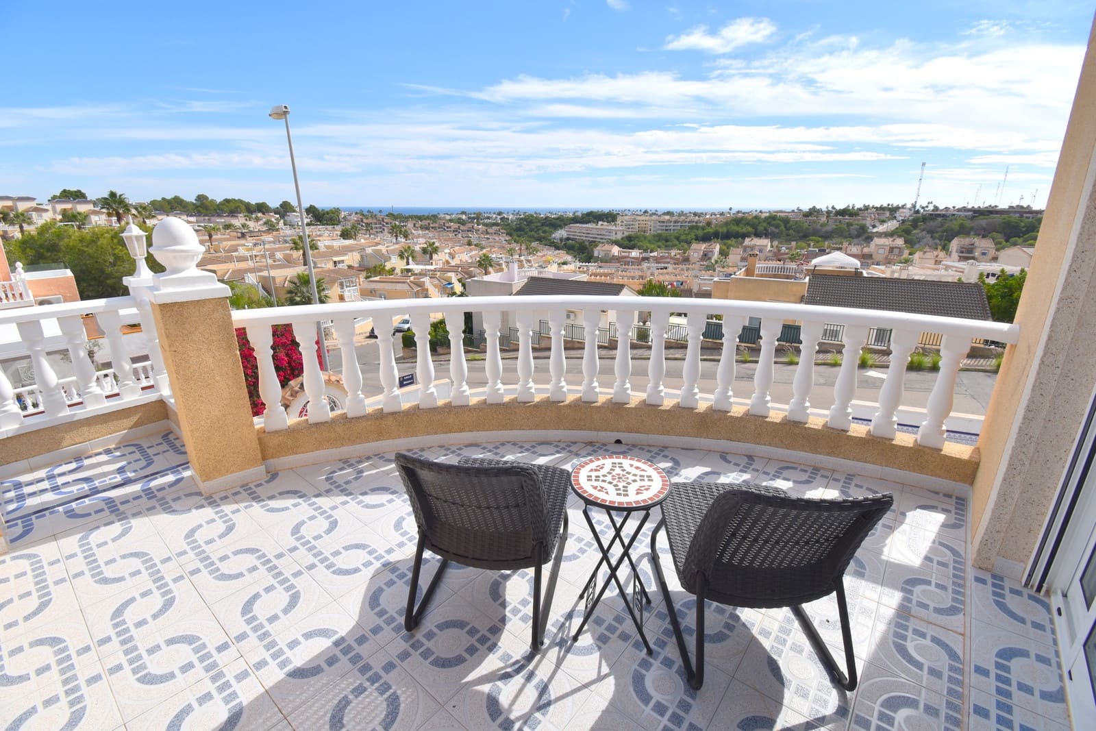 3 soverom Villa til salgs i Villamartin med svømmebasseng garasje - € 449 999 (Ref: 10176869)