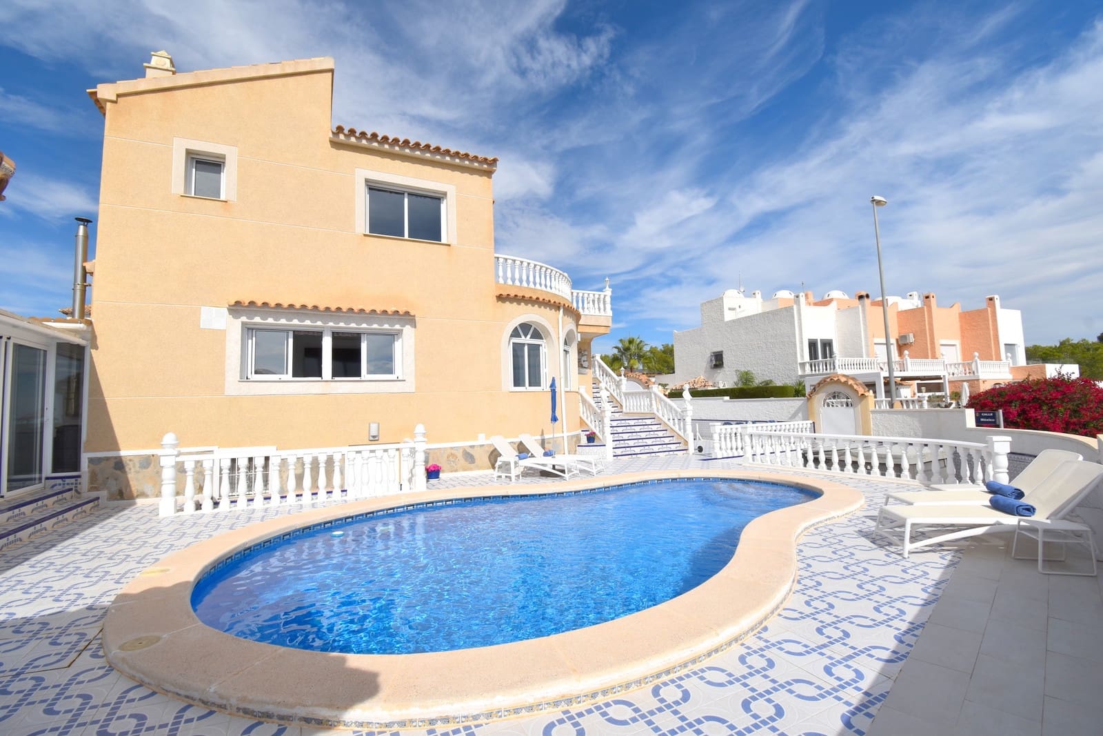 3 soverom Villa til salgs i Villamartin med svømmebasseng garasje - € 449 999 (Ref: 10176869)