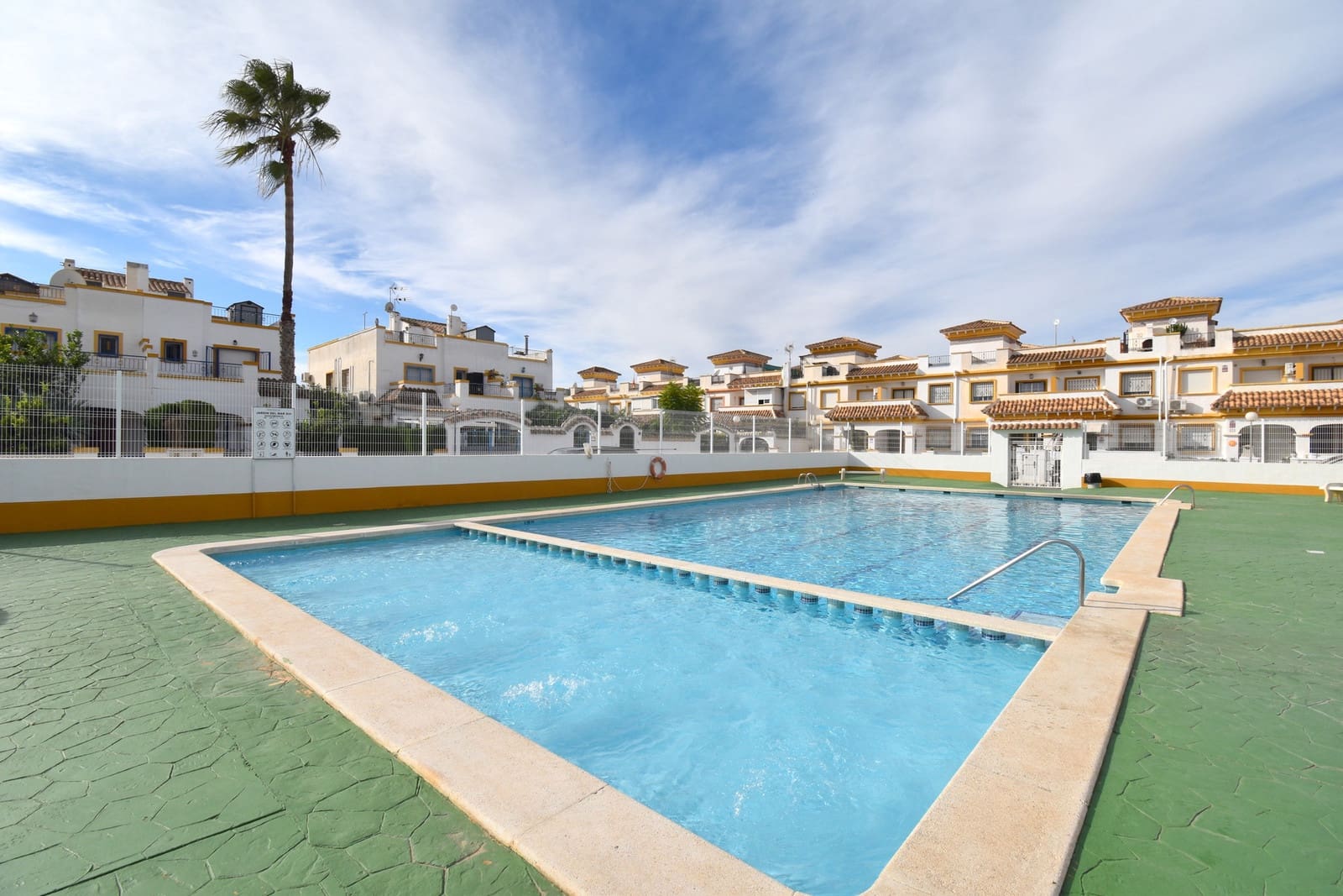 3 sypialnia Dom na sprzedaż w Torrevieja z basenem garażem - 158 000 € (Ref: 10176872)
