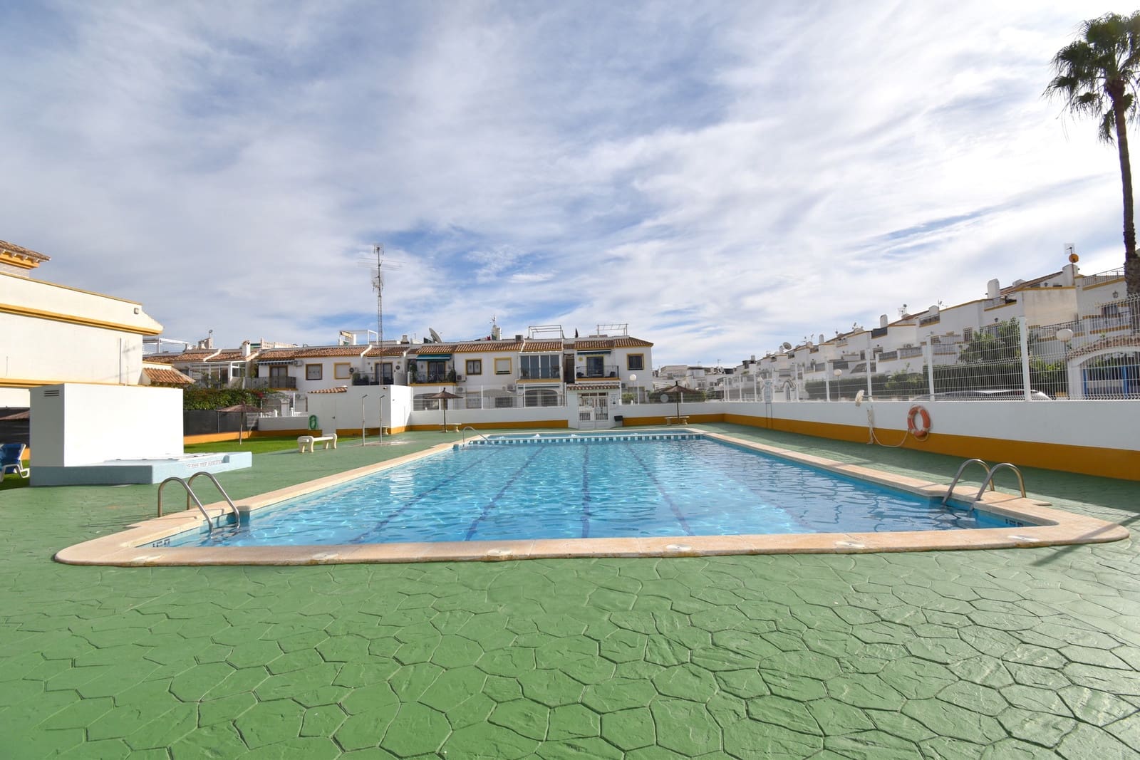 3 sypialnia Dom na sprzedaż w Torrevieja z basenem garażem - 158 000 € (Ref: 10176872)