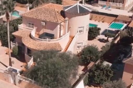 4 bedroom Villa for sale in La Zenia, Orihuela with pool - € 570,000 (Ref: 9231793)