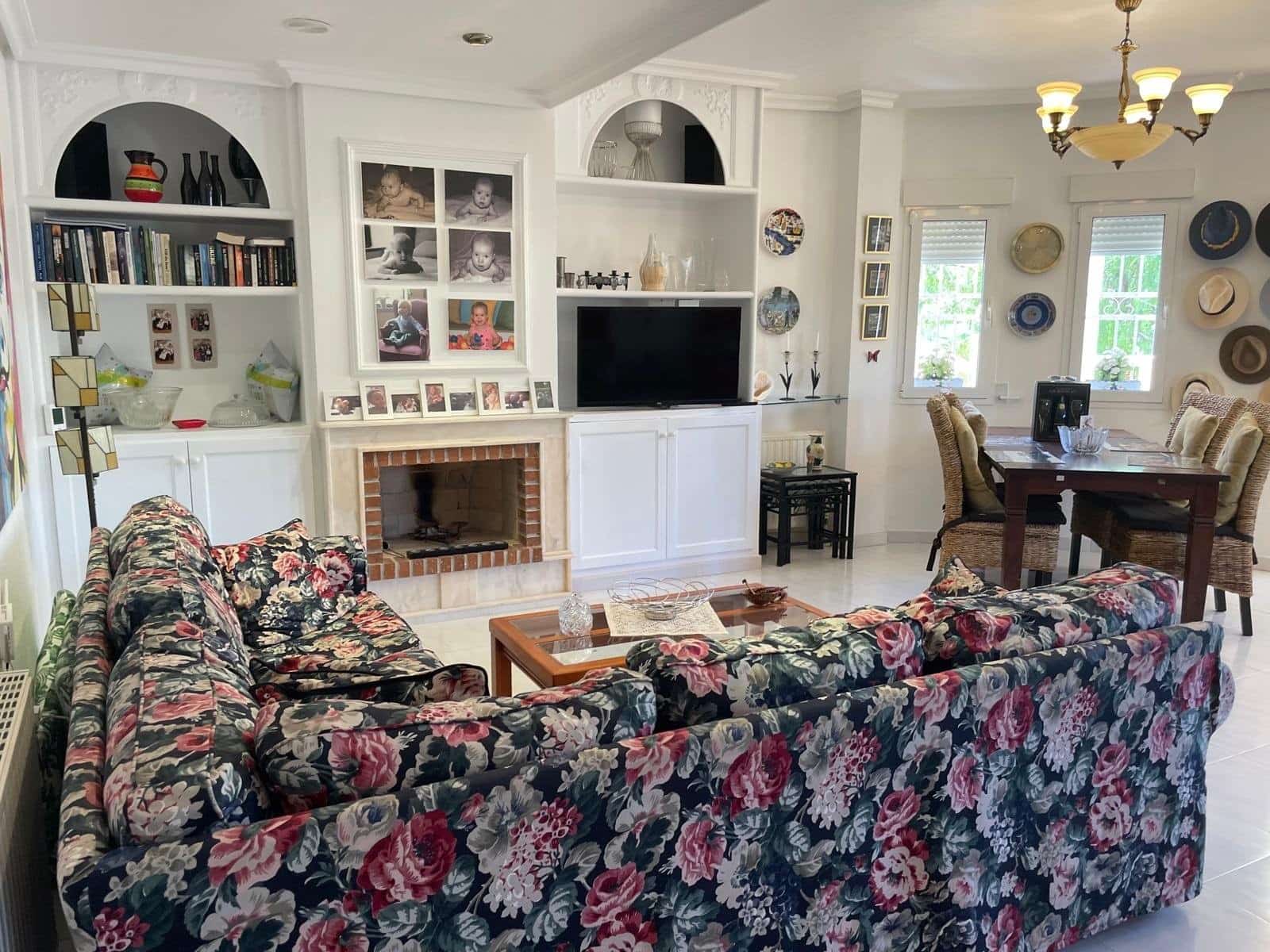 4 Zimmer Villa zu verkaufen in La Zenia mit Pool - 570.000 € (Ref: 9231793)