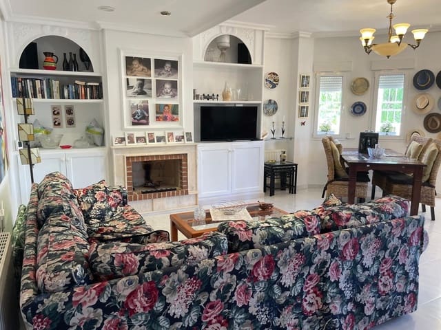 4 bedroom Villa for sale in La Zenia, Orihuela with pool - € 570,000 (Ref: 9231793)