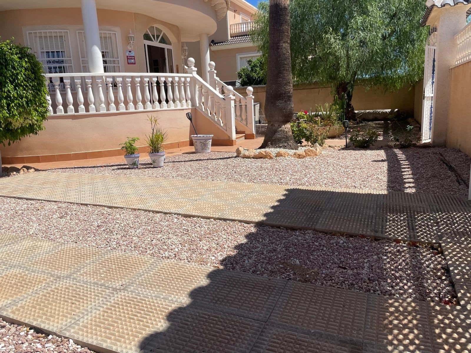 4 Zimmer Villa zu verkaufen in La Zenia mit Pool - 570.000 € (Ref: 9231793)