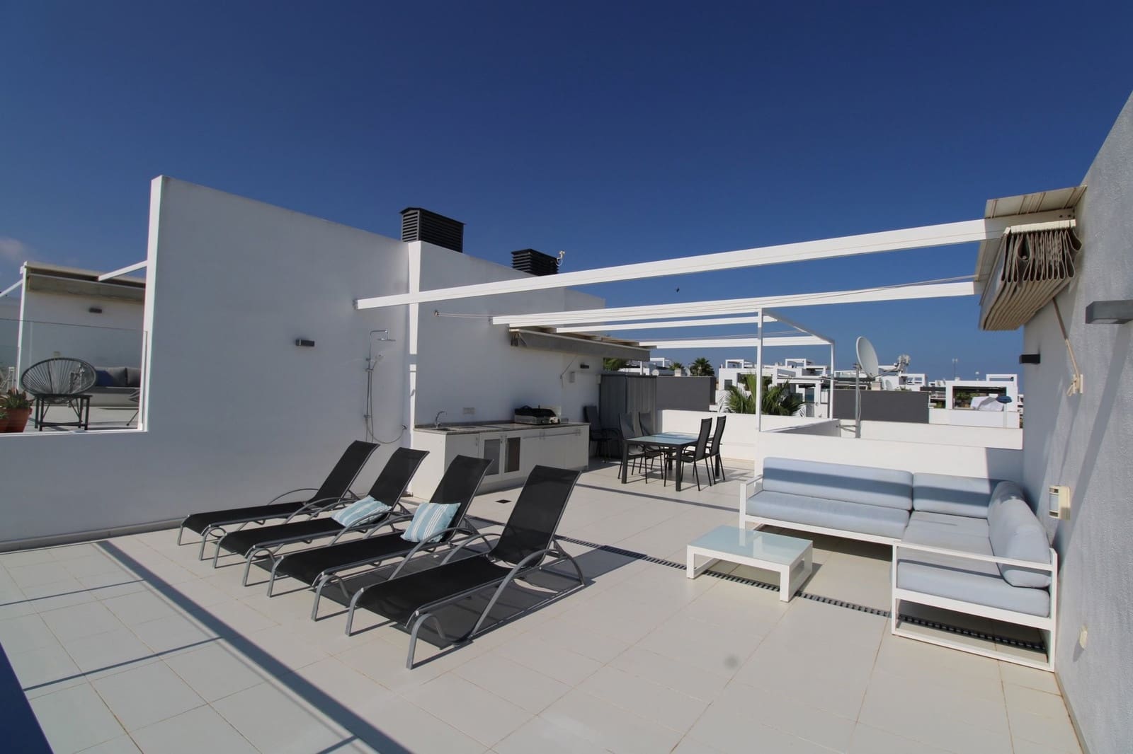 2 slaapkamer Penthouse te koop in Punta Prima met zwembad - € 349.995 (Ref: 9283010)