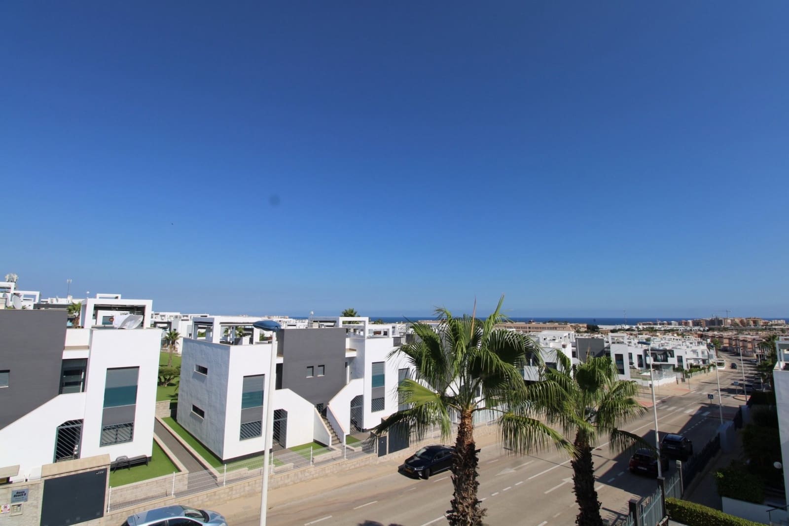2 slaapkamer Penthouse te koop in Punta Prima met zwembad - € 349.995 (Ref: 9283010)