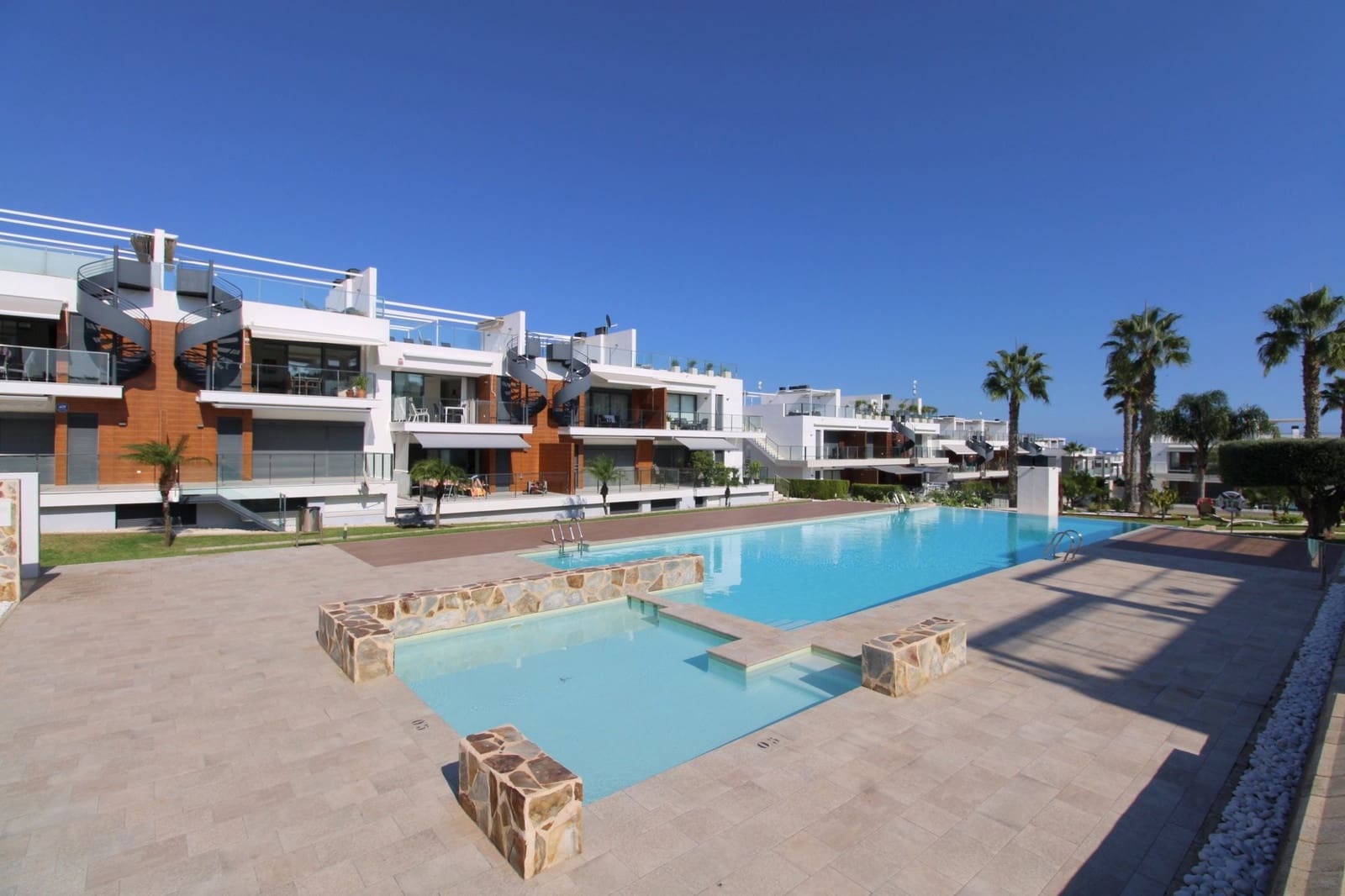 2 slaapkamer Penthouse te koop in Punta Prima met zwembad - € 349.995 (Ref: 9283010)