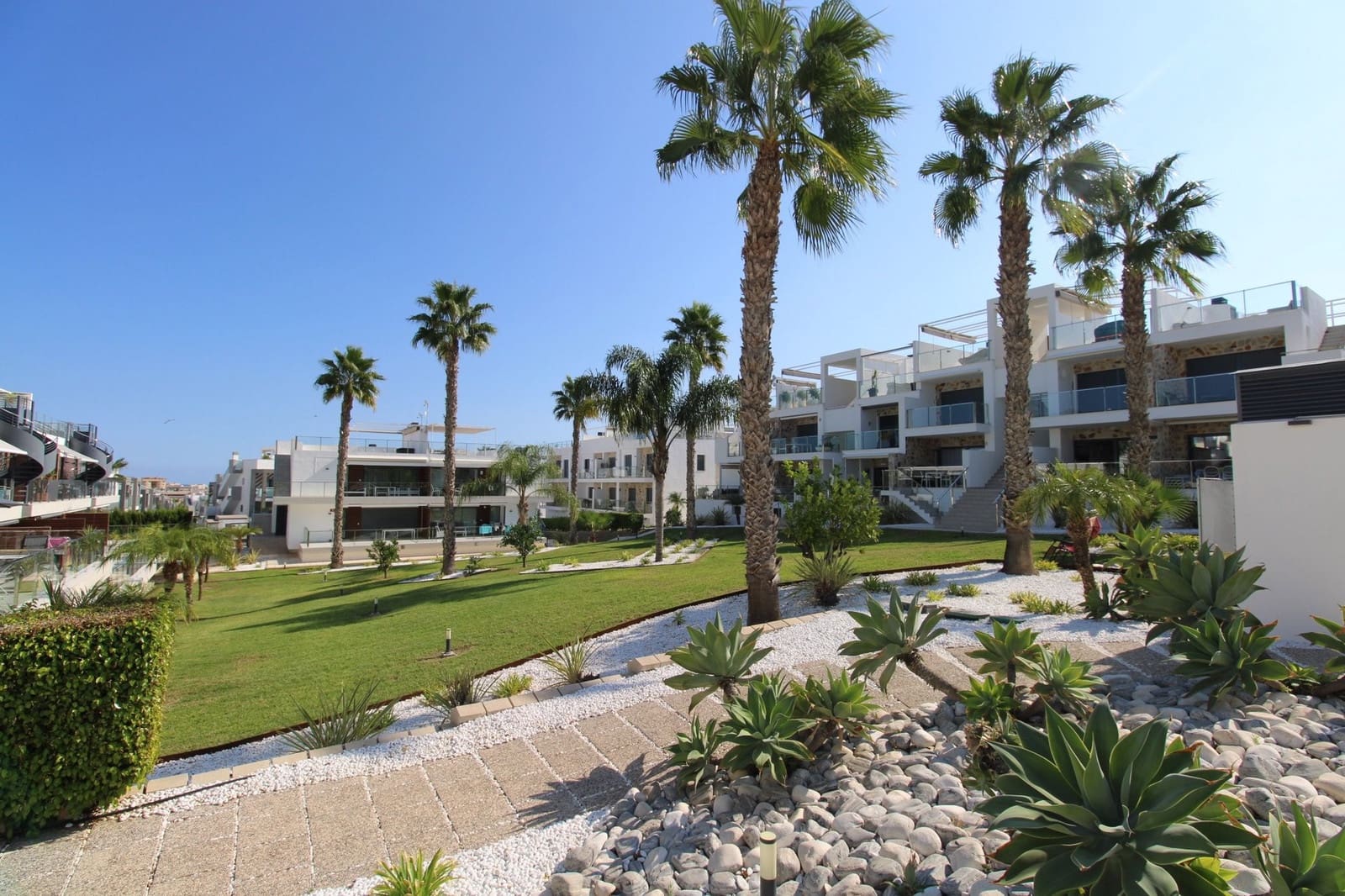 2 slaapkamer Penthouse te koop in Punta Prima met zwembad - € 349.995 (Ref: 9283010)