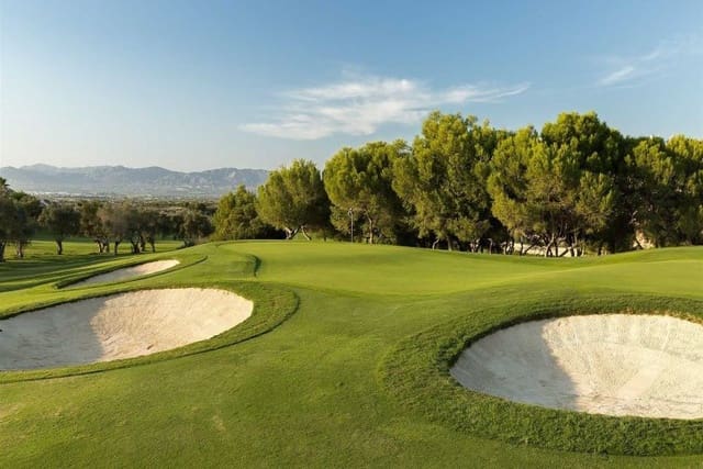 Chalet de 4 habitaciones en Vistabella, Orihuela en venta con piscina - 649.000 € (Ref: 9304907)