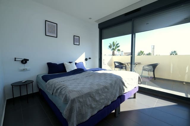 Chalet de 3 habitaciones en Villamartin, Orihuela en venta con piscina - 339.900 € (Ref: 9304917)