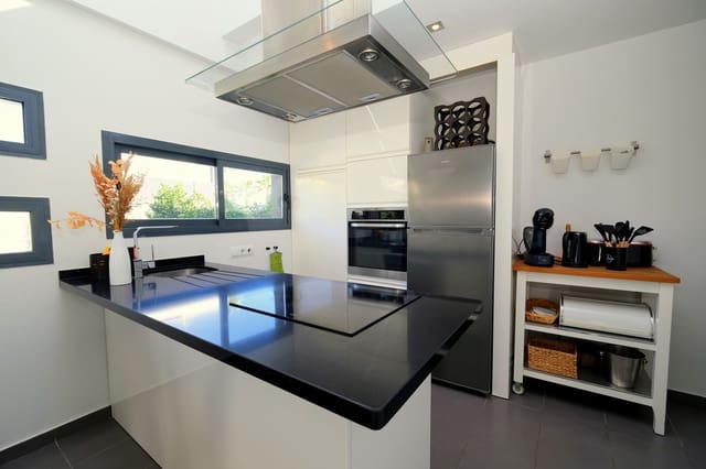 Chalet de 3 habitaciones en Villamartin, Orihuela en venta con piscina - 339.900 € (Ref: 9304917)