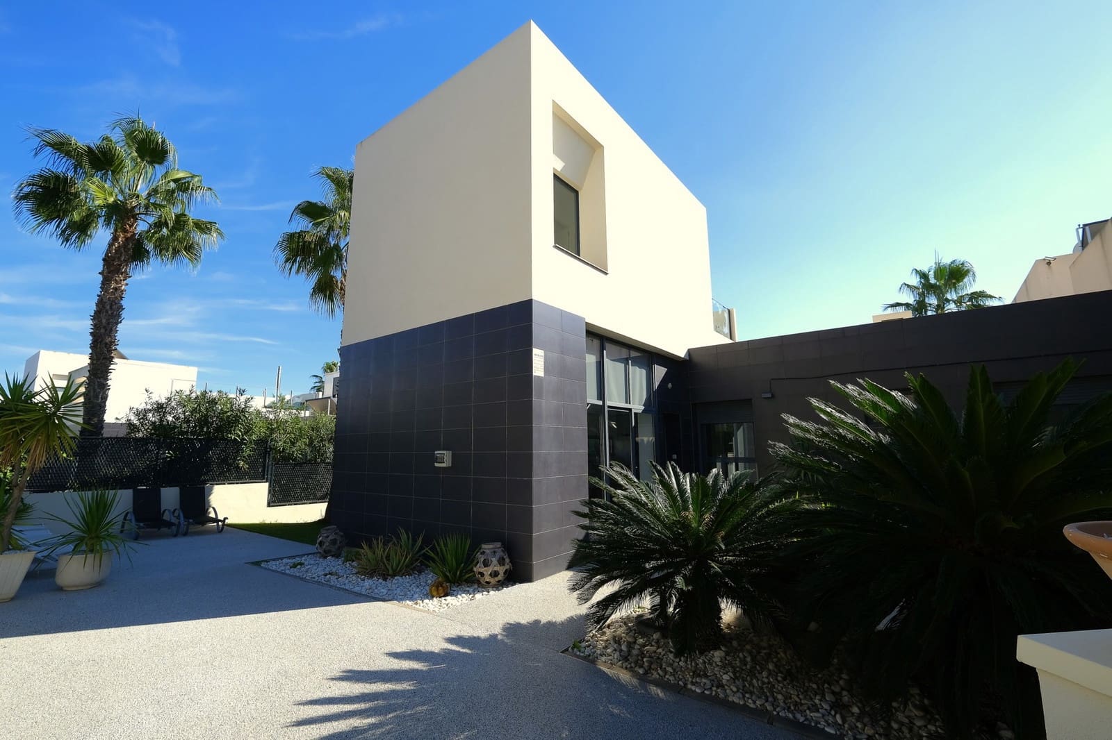 3 bedroom Villa for sale in Villamartin with pool - € 339,900 (Ref: 9304917)