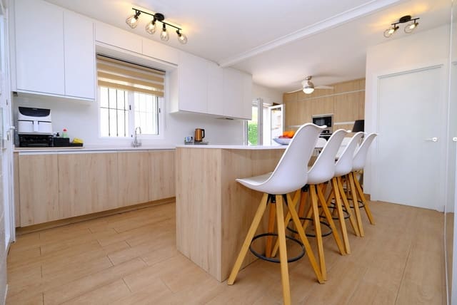 2 slaapkamer Villa te koop in Villamartin, Orihuela met zwembad - € 449.900 (Ref: 9304918)