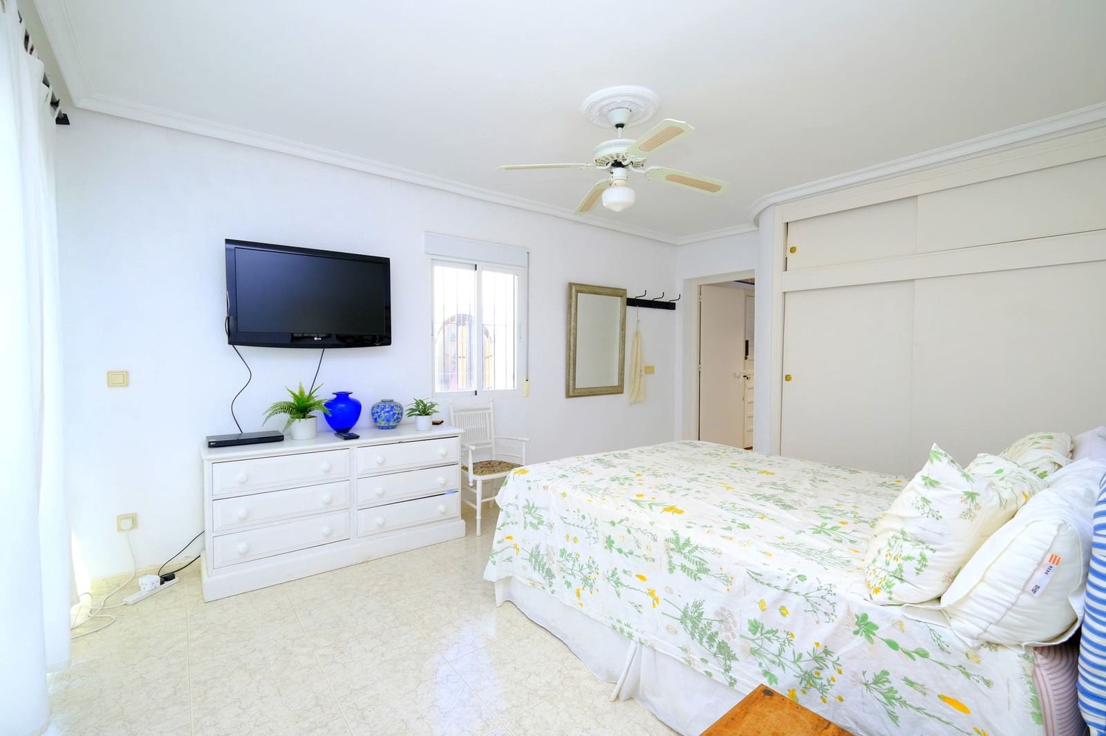 4 Zimmer Villa zu verkaufen in Torrevieja mit Pool - 425.000 € (Ref: 9304924)