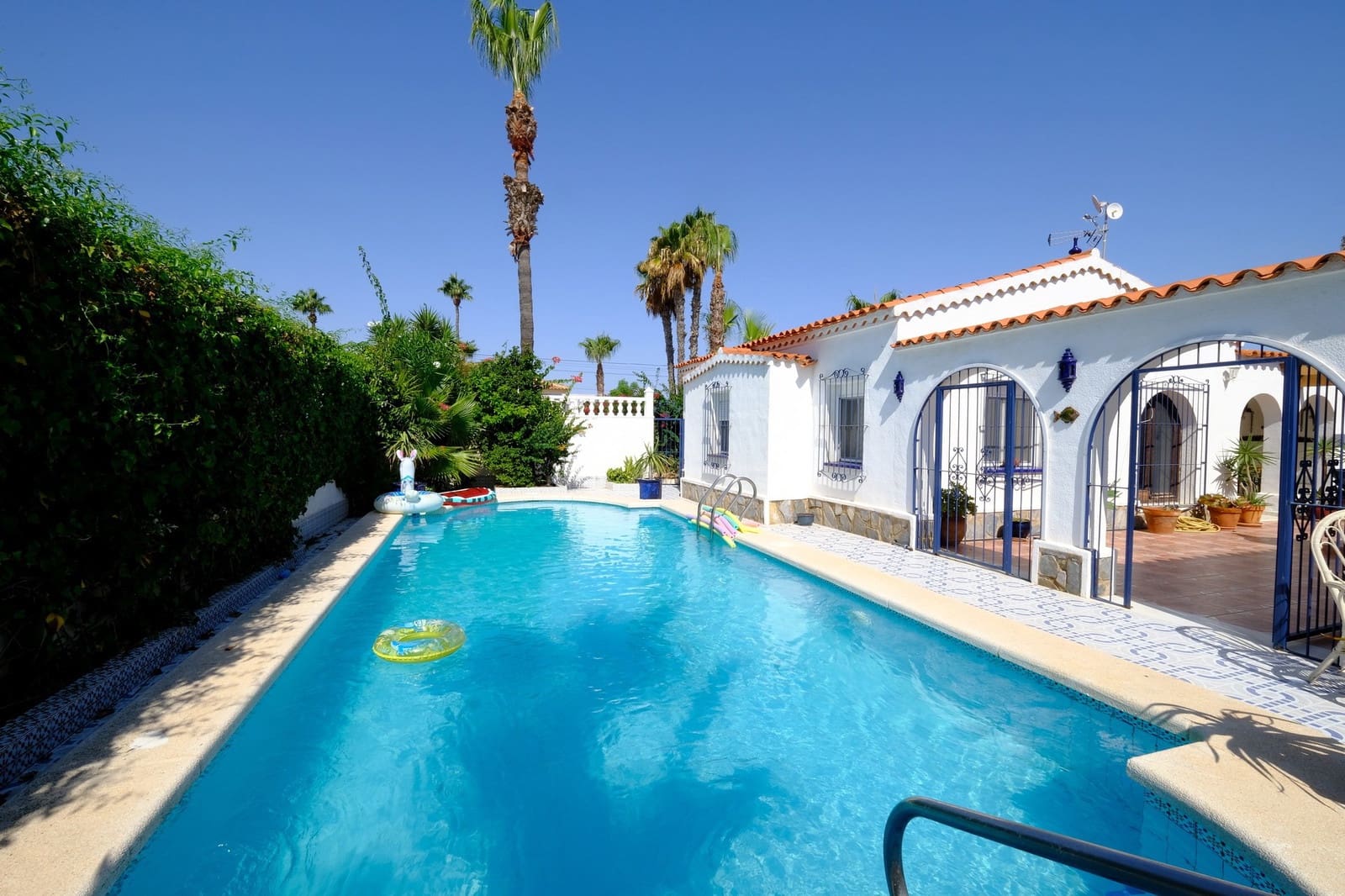 4 Zimmer Villa zu verkaufen in Torrevieja mit Pool - 425.000 € (Ref: 9304924)