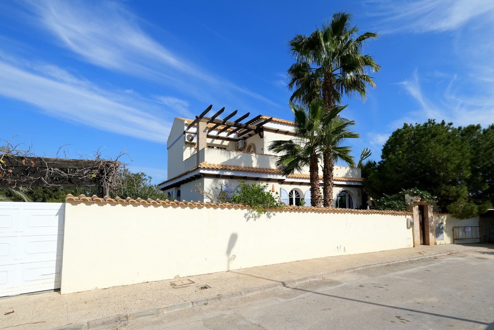 4 slaapkamer Villa te koop in La Zenia met zwembad - € 795.000 (Ref: 9304927)